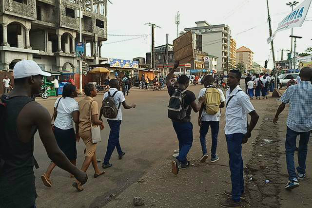 Article : En Guin&eacute;e, la crise sociopolitique s&rsquo;intensifie, les &eacute;l&egrave;ves terr&eacute;s &agrave; la maison et les activit&eacute;s au ralenti