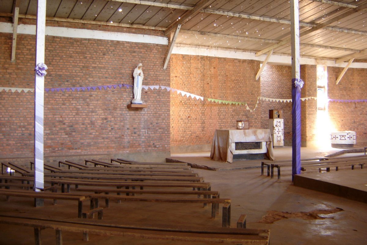 Article : A Nyamata, les v&ecirc;tements des morts sont entass&eacute;s sur les bancs de la chapelle