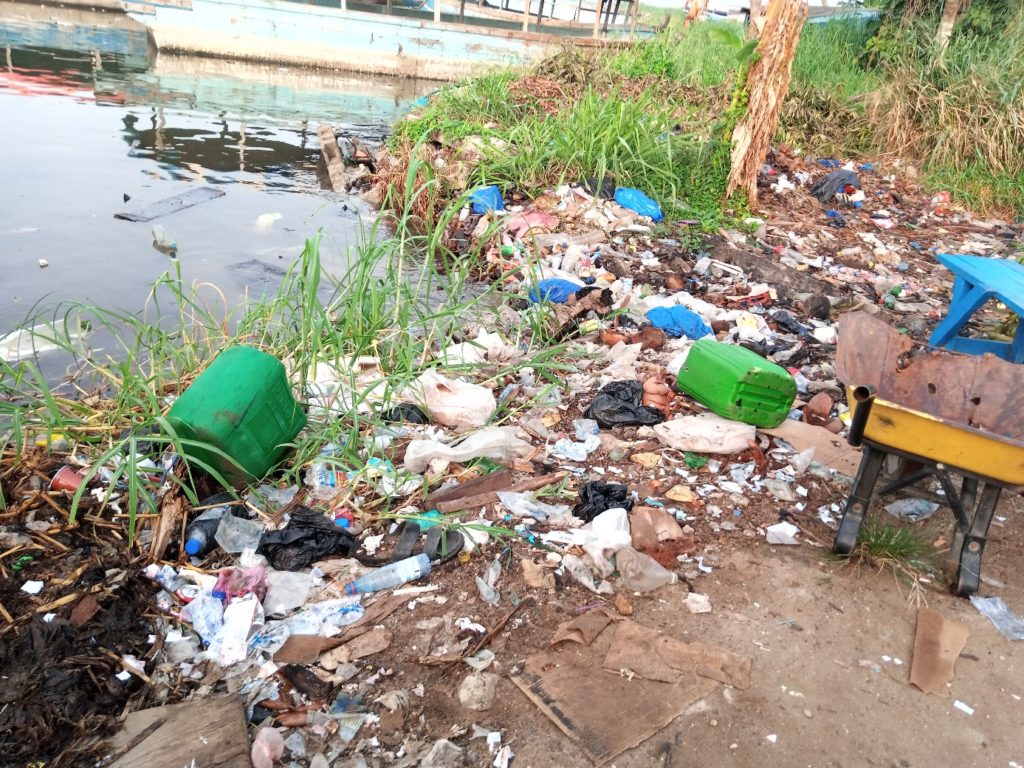 Article : &Agrave; Abidjan, la lagune &Eacute;bri&eacute; sous le poids des ordures
