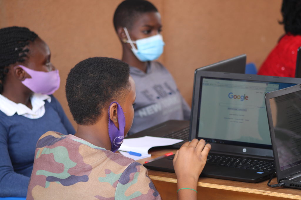 Article : Des coll&eacute;giennes &agrave; la d&eacute;couverte du blogging au camp de Guerra Hub