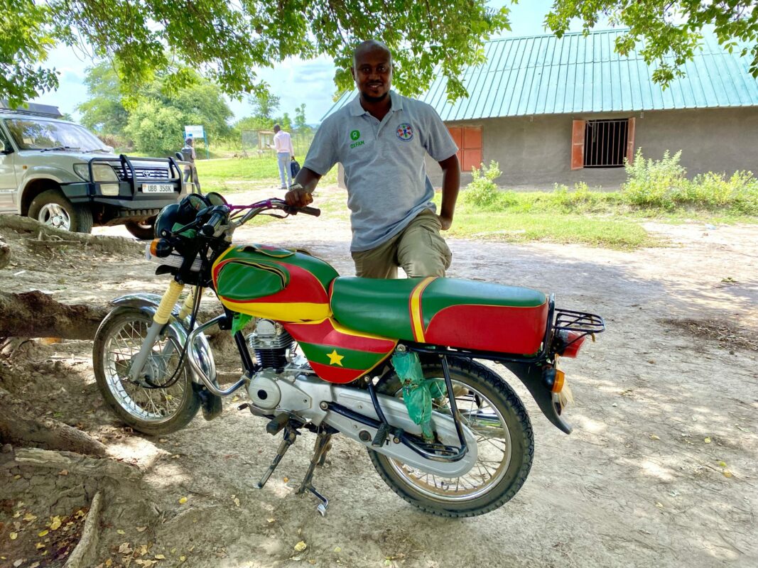 Article : Insolite : Une moto aux couleurs du Cameroun dans le camp de r&eacute;fugi&eacute;s de Rhino en Ouganda