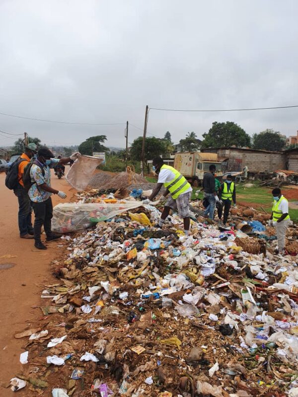 Article : World clean-up day : un groupe de jeunes nettoie des d&eacute;charges sauvages.