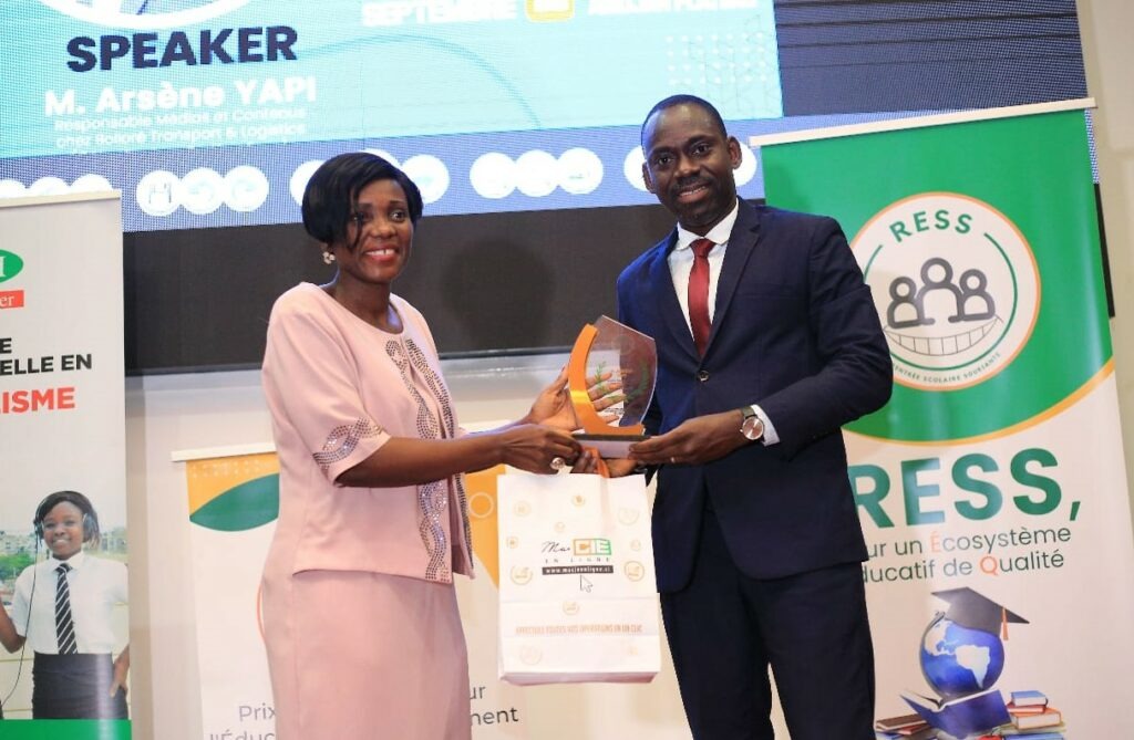 Article : Ars&egrave;ne Yapi, remporte le prix RESS Afrique
