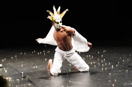 Article : La pi&egrave;ce de th&eacute;&acirc;tre L&rsquo;h&ocirc;te : &laquo;&nbsp;La rue, c&rsquo;est la seule fid&egrave;le au poste&nbsp;!&nbsp;&raquo;