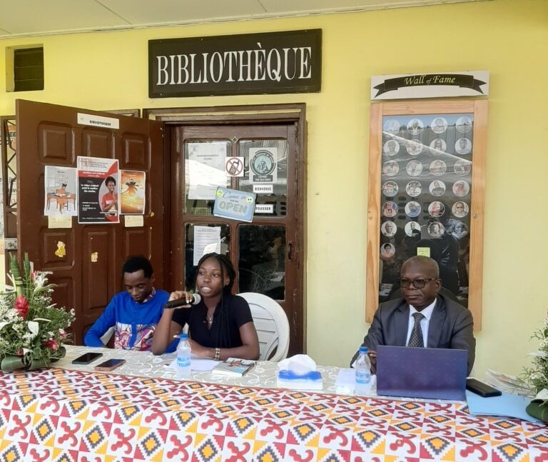 Article : &Agrave; 17 ans, Essime Maho publie d&eacute;j&agrave; deux livres. Conf&eacute;rence-D&eacute;dicace au lyc&eacute;e moderne de Cocody
