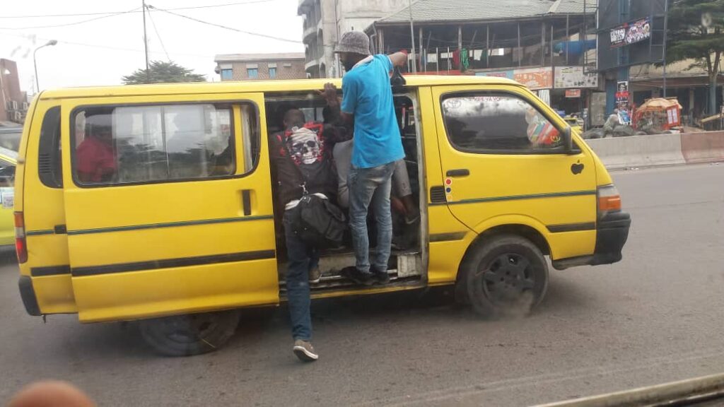 Article : &Agrave; kinshasa, les bus des transports en commun n&rsquo;ont ni klaxon ni r&eacute;troviseurs : un collaborateur du chauffeur se charge de les remplacer