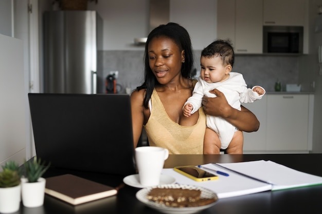 Article : Est-il possible de se lancer en tant que maman entrepreneure&thinsp;?