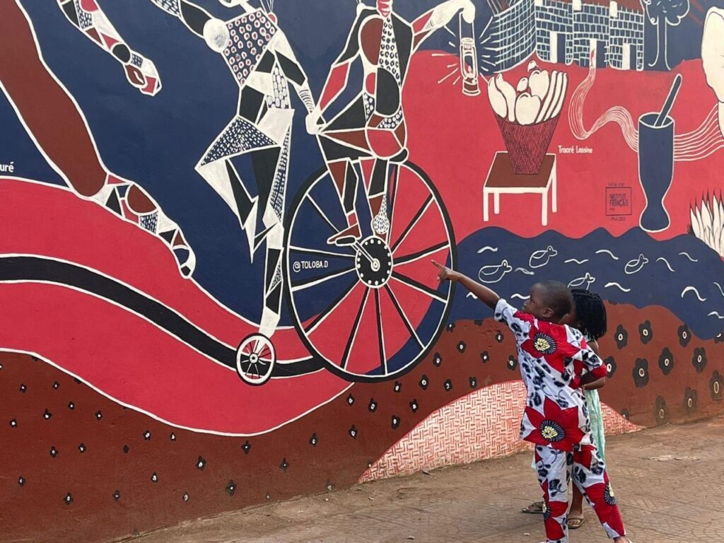 Article : Bamako : mur arri&egrave;re de l&rsquo;Institut fran&ccedil;ais du Mali relook&eacute;