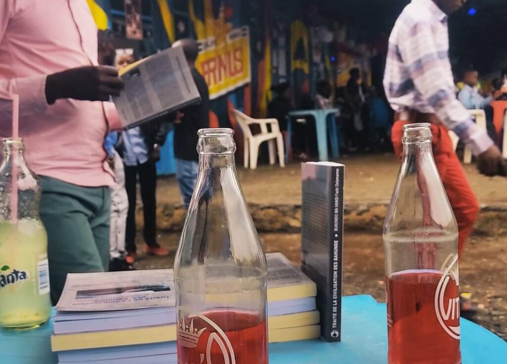 Article : Op&eacute;ration &laquo;&nbsp;Une bi&egrave;re, un livre&nbsp;&raquo; avec l&rsquo;&eacute;crivain congolais Bukondo wa Hangi