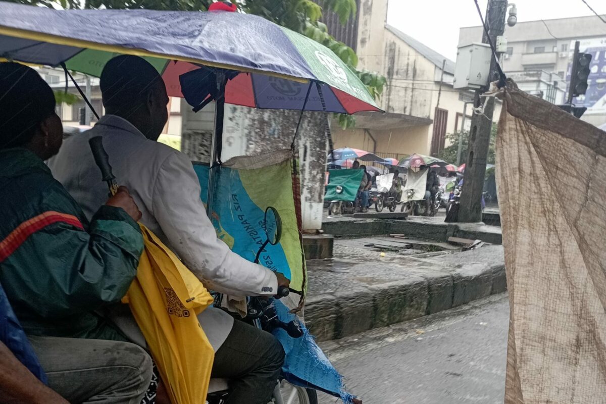 Article : Chaud-froid sur Douala, ville camerounaise sous l&rsquo;averse