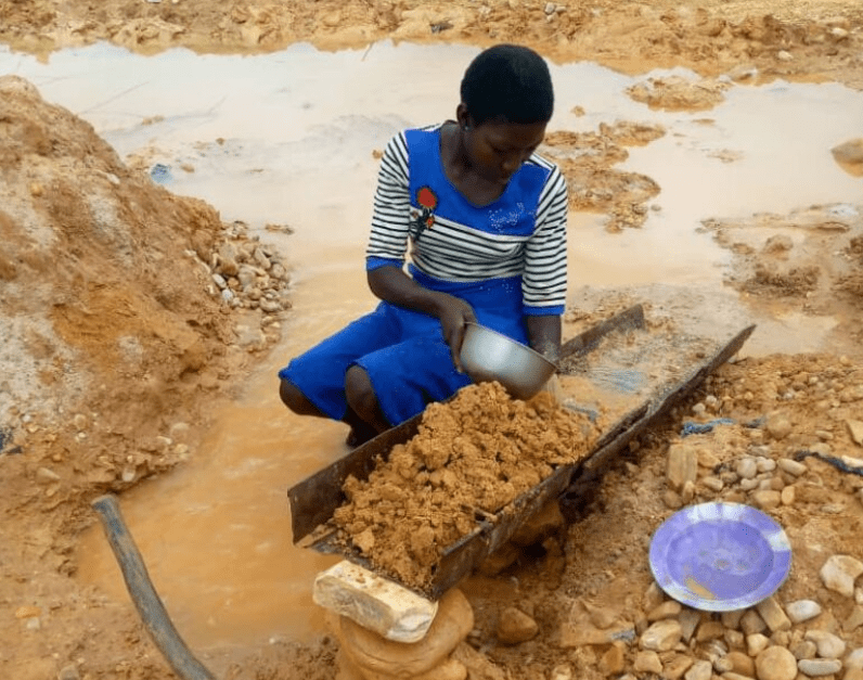 Article : Mines d'or, &acirc;mes perdues : l'histoire tragique des enfants travailleurs au B&eacute;nin